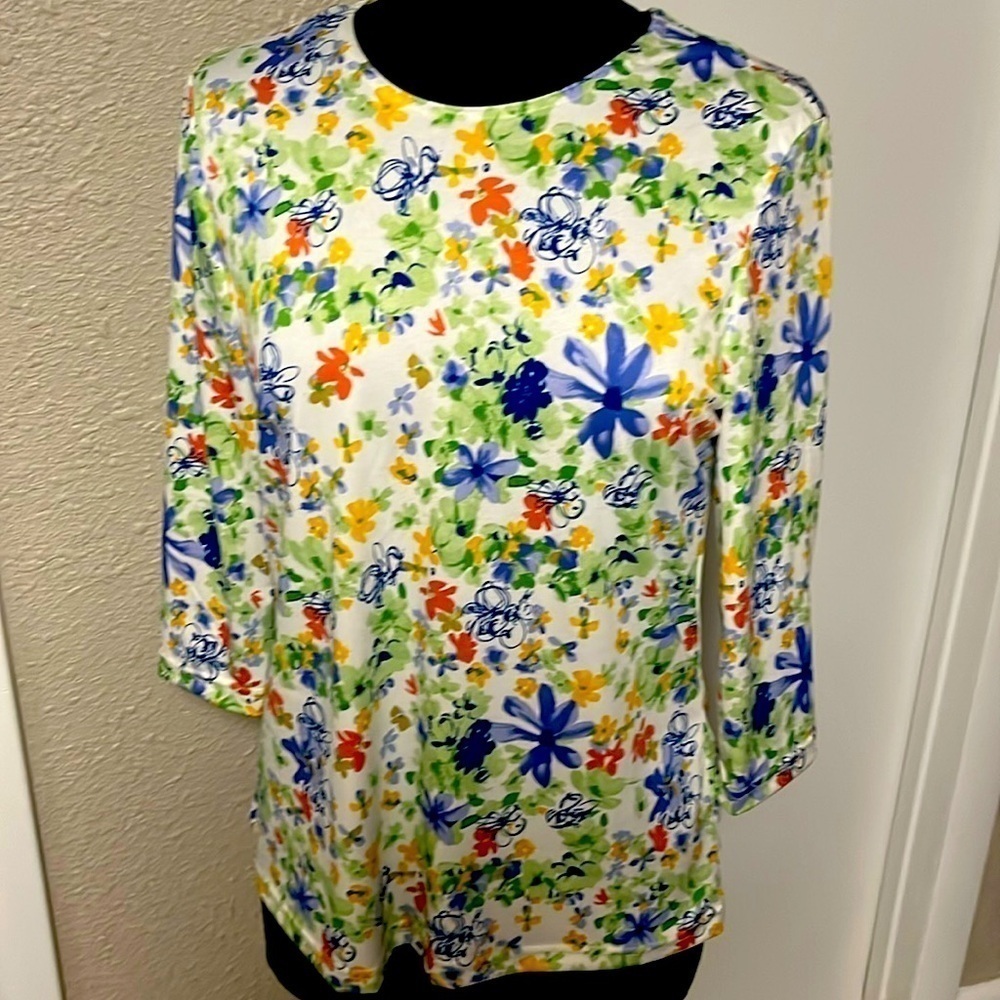 Med polyester 3/4 sleeve scoop neck floral pattern blouse NWT